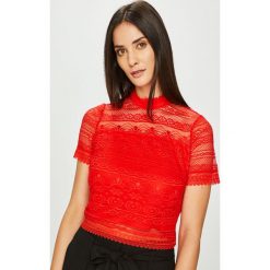 Guess Jeans - Top. Czerwone bluzki damskie Guess Jeans, s, w koronkowe wzory, z elastanu, z golfem. W wyprzedaży za 129,90 zł.