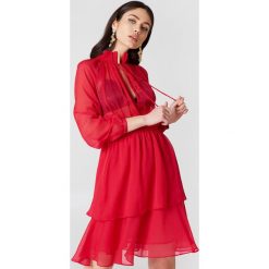 NA-KD Boho Sukienka z marszczoną stójką - Red. Czerwone sukienki damskie marki NA-KD Boho, bez wzorów, z poliesteru, boho, ze stójką, z długim rękawem, długie, maxi. Za 161,95 zł.