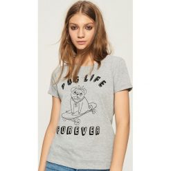 T-shirt Pug Life Forever - Jasny szar. Szare t-shirty damskie marki Sinsay, l. W wyprzedaży za 9,99 zł.