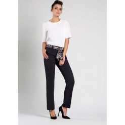 Czarne Stylowe Spodnie w Kant z Wiązanym Paskiem. Czarne spodnie damskie Molly.pl, s, w paski, eleganckie, z podwyższonym stanem. Za 149,90 zł.