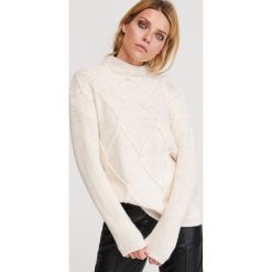 Sweter z perełkami - Kremowy. Białe swetry damskie Reserved, s, bez wzorów, bez rękawów, bez kaptura. Za 119,99 zł.