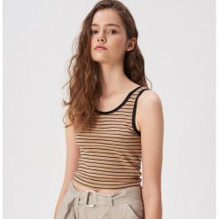 Crop top w paski - Beżowy. Brązowe topy damskie Sinsay, s, w paski, bez kołnierzyka. W wyprzedaży za 9,99 zł.
