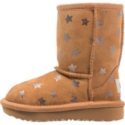 Buty zimowe damskie: UGG CLASSIC SHORT II STARS Botki chestnut