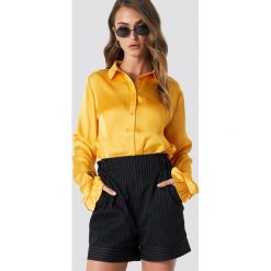 NA-KD Satynowa koszula - Yellow. Żółte koszule damskie marki NA-KD, z materiału. Za 121,95 zł.