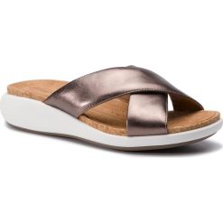Klapki CLARKS - Un Bali Go 261402084 Pebble Metallic. Pomarańczowe klapki damskie Clarks, bez wzorów, ze skóry, bez obcasa. W wyprzedaży za 269,00 zł.