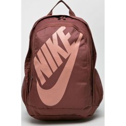 Nike Sportswear - Plecak. Pomarańczowe plecaki męskie marki Nike Sportswear, w paski, z poliesteru. W wyprzedaży za 129,90 zł.