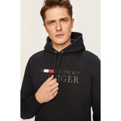 Tommy Hilfiger - Bluza. Niebieskie bluzy męskie TOMMY HILFIGER, xl, z nadrukiem, z bawełny, z kapturem, bez rękawów, z kapturem. W wyprzedaży za 359,90 zł.
