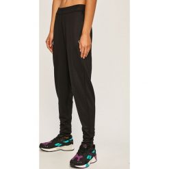 Calvin Klein Performance - Spodnie. Czarne spodnie damskie Calvin Klein Performance, s, z nadrukiem, z elastanu. W wyprzedaży za 279,90 zł.