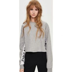 Bluzy damskie: Krótka bluza z napisami na rękawach - Jasny szar