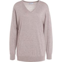 Johnstons Cashmere SUPERFINE WIDE VEE NECK BOYFRIEND Sweter light fawn. Pomarańczowe swetry klasyczne damskie marki Johnstons Cashmere, m, z jedwabiu. W wyprzedaży za 989,45 zł.