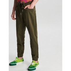 Joggery basic - Khaki. Brązowe spodnie męskie Cropp, m, bez wzorów. Za 99,99 zł.