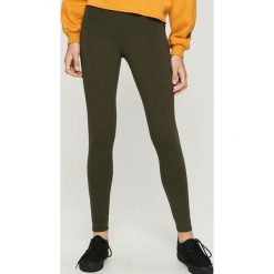 Dzianinowe legginsy z napisem - Khaki. Brązowe legginsy we wzory Sinsay, l, z dzianiny. Za 29,99 zł.