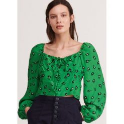 Krótka bluzka w drobne kwiaty - Zielony. Zielone bluzki damskie Reserved, w kwiaty, bez kołnierzyka, z krótkim rękawem. Za 89,99 zł.