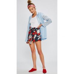 Answear - Szorty Stripes Vibes. Szare szorty damskie marki ANSWEAR, z tkaniny, casualowe, z podwyższonym stanem. W wyprzedaży za 79,90 zł.