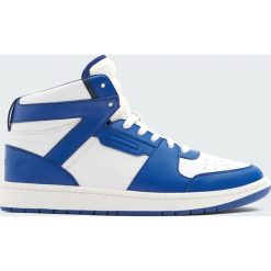 Niebieskie botki sportowe basket. Białe botki męskie marki Pull&Bear, bez zapięcia. Za 99,90 zł.