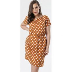 Camelowa Sukienka Teigan. Brązowe sukienki damskie Born2be, plus size, w grochy, klasyczne, z klasycznym kołnierzykiem, plus size, z krótkim rękawem, krótkie, mini. Za 59,99 zł.