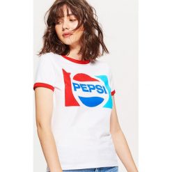 Koszulka z nadrukiem PEPSI - Biały. Białe t-shirty damskie marki Cropp, l, z nadrukiem. Za 39,99 zł.