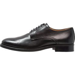 Florsheim RUSSELL Eleganckie buty black. Czarne buty wizytowe męskie marki Florsheim, bez wzorów, ze skóry, eleganckie, na sznurówki. Za 749,00 zł.