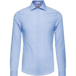 Koszula Guess M93H13 WAD20. Niebieskie koszule męskie Guess, m, z aplikacjami, casualowe, bez kołnierzyka, bez rękawów. W wyprzedaży za 169,00 zł.