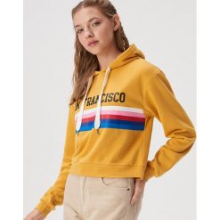 Krótka bluza z nadrukiem - Żółty. Żółte bluzy damskie Sinsay, s, z nadrukiem, z krótkim rękawem, krótkie, bez kaptura. W wyprzedaży za 39,99 zł.