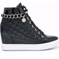 Guess Jeans - Buty. Czarne buty sportowe damskie Guess Jeans, z okrągłym noskiem, na obcasie, na sznurówki. W wyprzedaży za 349,90 zł.