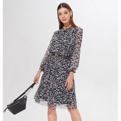 Wzorzysta sukienka z dzianiny mesh - Czarny. Czarne sukienki damskie Mohito, s, z dzianiny. Za 119,99 zł.