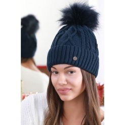 Czapka ESTENA NAVY. Niebieskie szaliki damskie . W wyprzedaży za 29,00 zł.