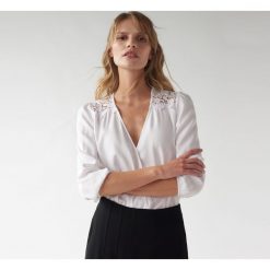Wiskozowa bluzka z ozdobną koronką -. Bluzki damskie Mohito, w koronkowe wzory, z wiskozy, bez kołnierzyka, bez rękawów. Za 99,99 zł.