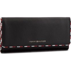 Duży Portfel Damski TOMMY HILFIGER - Classic Th Leather L AW0AW05753 002. Czarne portfele damskie TOMMY HILFIGER, bez wzorów, ze skóry. W wyprzedaży za 319,00 zł.