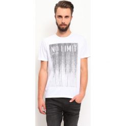 T-SHIRT KRÓTKI RĘKAW MĘSKI Z NADRUKIEM. T-shirty męskie Top Secret. W wyprzedaży za 29,99 zł.