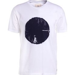 Folk MESA TEE Tshirt z nadrukiem white blue denim. Białe koszulki polo Folk, m, z nadrukiem, z bawełny. Za 349,00 zł.