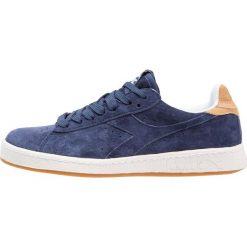 Diadora GAME LOW S Tenisówki i Trampki estate blue/sand. Niebieskie tenisówki damskie Diadora, z tworzywa sztucznego. W wyprzedaży za 356,15 zł.