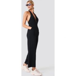 NA-KD Party Kombinezon z wiązaniem na karku - Black. Czarne kombinezony damskie NA-KD Party, z dekoltem na plecach. Za 202,95 zł.