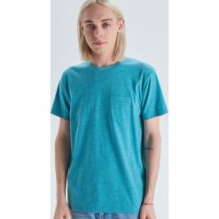 Koszulka basic z kieszenią - Turkusowy. Niebieskie koszulki męskie Cropp, s, bez wzorów, bez kołnierzyka, bez rękawów. W wyprzedaży za 24,99 zł.