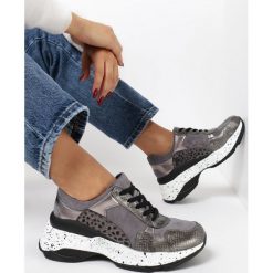 Szare Sneakersy Lilanya. Szare sneakersy damskie Born2be. W wyprzedaży za 79,99 zł.