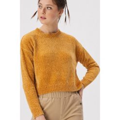 Szenilowy sweter typu crop - Żółty. Żółte swetry damskie Sinsay, s, bez wzorów, bez rękawów, bez kaptura. Za 49,99 zł.