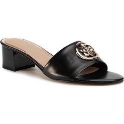 Klapki GUESS - Darice2 FL6DE2 LEA19 BLACK. Czarne klapki damskie Guess, z aplikacjami, ze skóry, bez obcasa, na obcasie. Za 589,00 zł.
