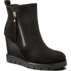Botki TOMMY HILFIGER - Petra 4B FW0FW01236 Black 990. Czarne botki damskie na zamek marki TOMMY HILFIGER, z materiału, z okrągłym noskiem, na obcasie. W wyprzedaży za 359,00 zł.