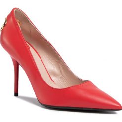 Szpilki LOVE MOSCHINO - JA10199G1AIA0500 Rosso. Czerwone półbuty damskie Love Moschino, bez wzorów, ze skóry, eleganckie, bez obcasa, na obcasie, bez zapięcia. Za 1399,00 zł.