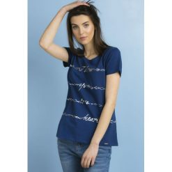 Bluzka ze srebrzystymi napisami. Bluzki damskie Monnari, z napisami, z bawełny, etno, bez kołnierzyka, z krótkim rękawem. Za 39,95 zł.