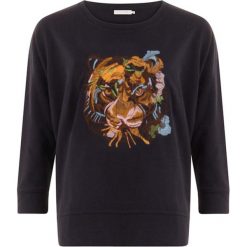 Bluzka w kolorze czarnym ze wzorem. Czarne bluzki damskie Coster Copenhagen, xl, bez wzorów, z okrągłym kołnierzem, bez rękawów. W wyprzedaży za 179,95 zł.