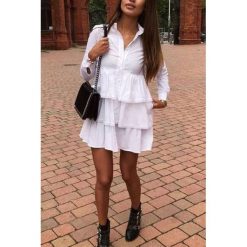 Sukienka ORLANDA WHITE. Białe sukienki damskie IVET, na co dzień, s, bez wzorów, eleganckie, z klasycznym kołnierzykiem, z krótkim rękawem, krótkie, mini, proste. W wyprzedaży za 109,00 zł.