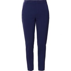 MAX&Co. CALLA Spodnie materiałowe navy blue. Niebieskie spodnie damskie marki MAX&Co., z elastanu. W wyprzedaży za 395,45 zł.
