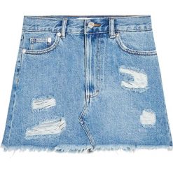 Krótka spódnica jeansowa z przetarciami. Niebieskie spódniczki damskie jeansowe marki Pull&Bear, krótkie, mini. Za 79,90 zł.