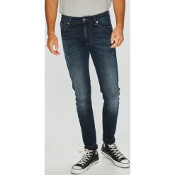 Tommy Jeans - Jeansy Simon. Niebieskie jeansy męskie marki Tommy Jeans. W wyprzedaży za 299,90 zł.