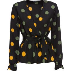 Bluzka w groszki bonprix czarny w groszki. Czarne bluzki damskie bonprix, w grochy, bez kołnierzyka, bez rękawów. Za 47,99 zł.