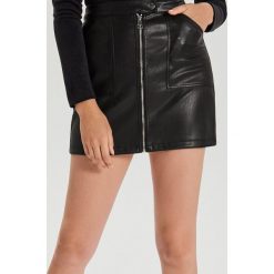 Spódnica mini z eko skóry - Czarny. Czarne spódniczki damskie Cropp, s, bez wzorów, ze skóry, mini. Za 79,99 zł.