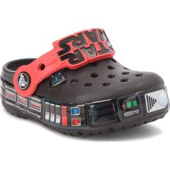 Sandały chłopięce: Klapki CROCS – Cb Darth Vader Lights Clg K 205009 Black