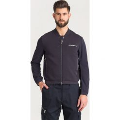 BLUZA Emporio Armani. Niebieskie bluzy męskie Emporio Armani, s, z nadrukiem, z tkaniny, bez kołnierzyka, bez rękawów, bez kaptura. Za 617,40 zł.