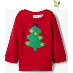 Bluza "Rask" w kolorze czerwono-zielonym. Czerwone bluzy niemowlęce name it girls, z aplikacjami, z bawełny, bez rękawów, bez kaptura. W wyprzedaży za 35,95 zł.
